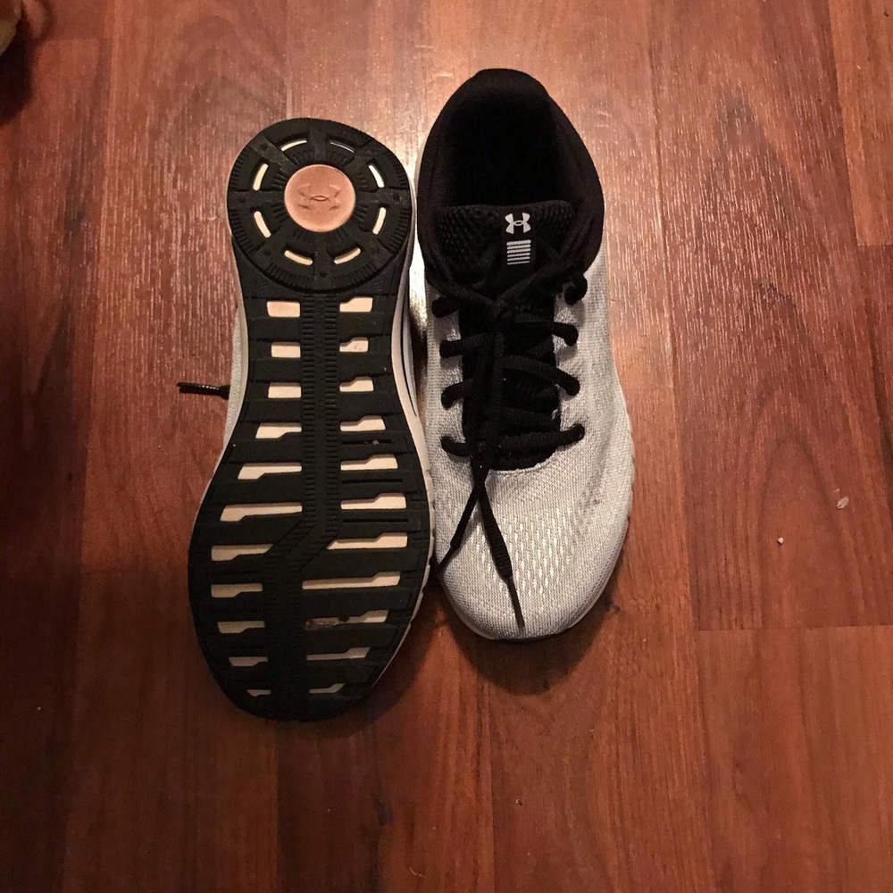 Tennis shoes